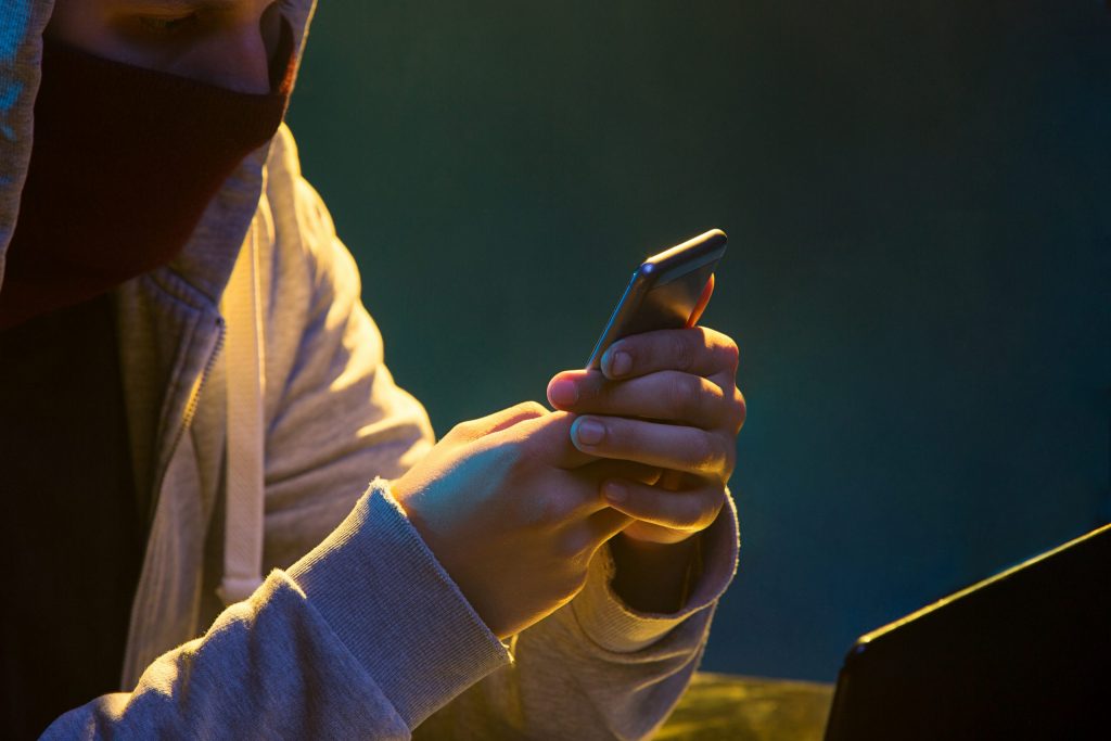 Riesgos que existen al navegar en internet para los adolescentes y cómo prevenirlos